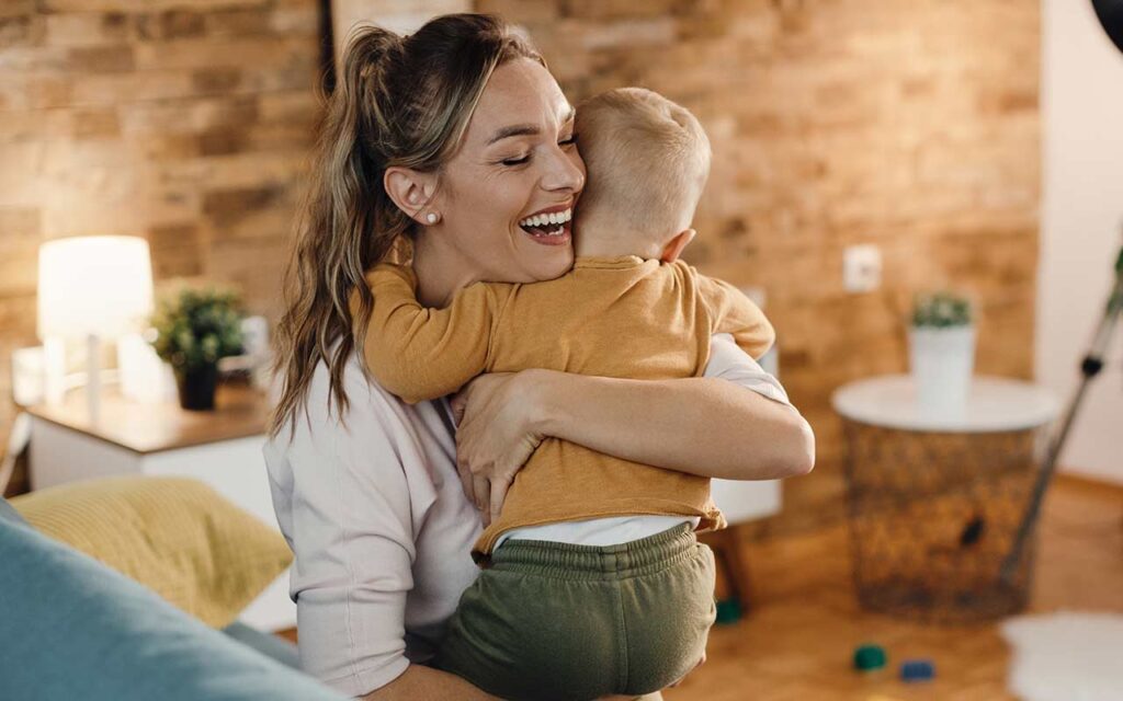 happy-nanny-in-home